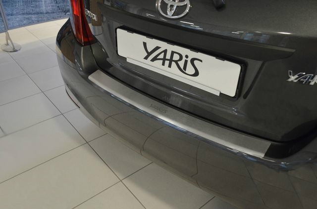 Накладка на бампер Toyota Yaris '2011-2014 (с загибом, 5 дверей, исполнение Premium) NataNiko