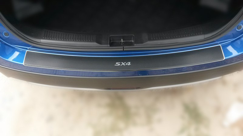 Накладка на бампер Suzuki SX4 '2013-> (с загибом, хетчбек, исполнение Premium+карбоновая пленка) NataNiko