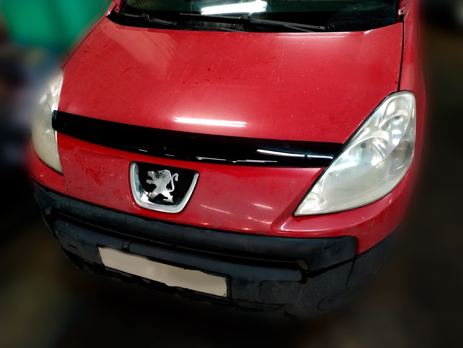 Дефлектор капота Peugeot Partner '2008-2018 (без логотипа) Sim