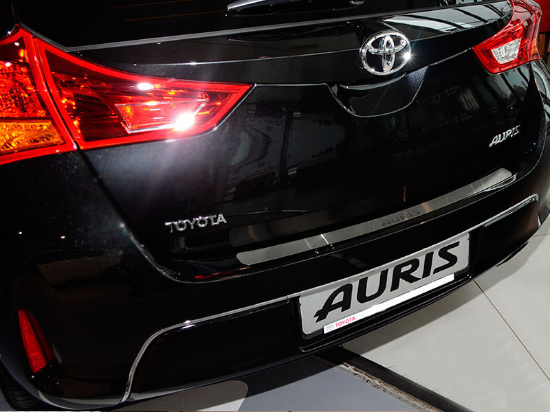 Накладка на бампер Toyota Auris '2012-> (прямая, хетчбек, исполнение Premium) NataNiko