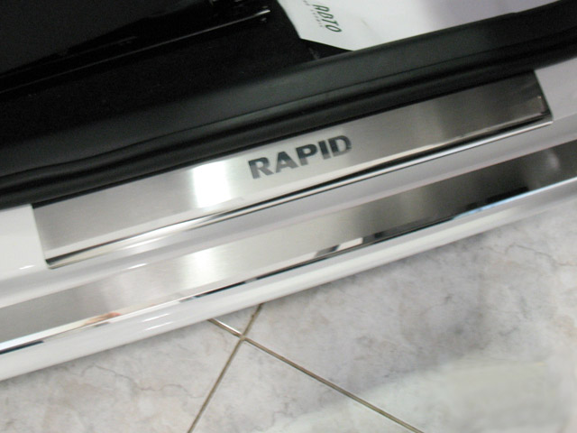 Накладки на пороги Skoda Rapid '2012-> (исполнение Premium) NataNiko