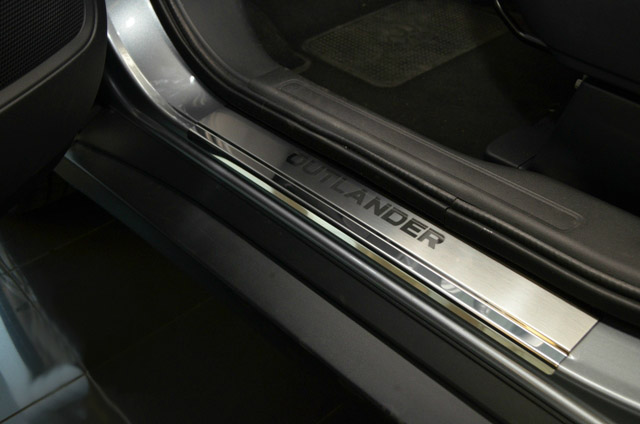 Накладки на пороги Mitsubishi Outlander '2012-> (исполнение Premium) NataNiko