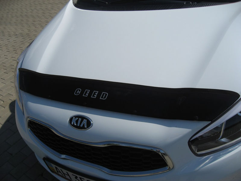 Дефлектор капота KIA Cee'd '2012-2019 (с логотипом, короткий) Vip Tuning