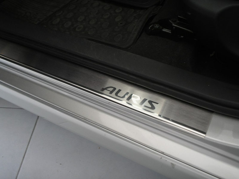 Накладки на пороги Toyota Auris '2007-2012 (5 дверей, исполнение Premium) NataNiko
