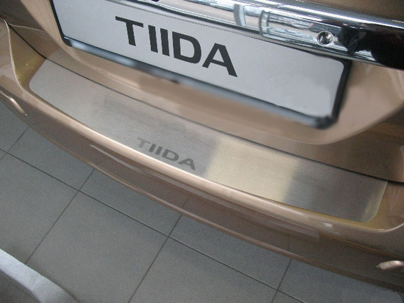 Накладка на бампер Nissan Tiida '2007-> (прямая, седан, исполнение Premium) NataNiko