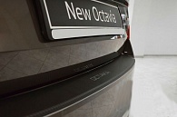 Накладка на бампер Skoda Octavia A7 '2013-2020 (с загибом, хетчбек, исполнение Premium+карбоновая пленка) NataNiko
